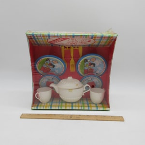 1970&#39;s Charlie Brown And Snoopy Tea Set - Milk & Cookies - New in Box -   Peanuts - Snoopy - Vintage DISNEY Toy Ohio Art