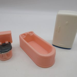 1960er Jahre PLASCO Spielzeug rosa Badewanne Toilette Kühlschrank Puppenhaus Möbel - Barbie - Mattel - Kleidung - Mod Vintage Kleidung -