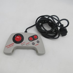 以下が含まれることがあります： グレーのNintendo NES MAXビデオゲームコントローラー。円形の赤い方向パッド、2つの赤いアクションボタン、SELECTとSTARTと書かれた2つのグレーのボタン、および2つのグレーのTURBOボタンを備えています。コネクタ付きの長い黒いコードが付属しています。
