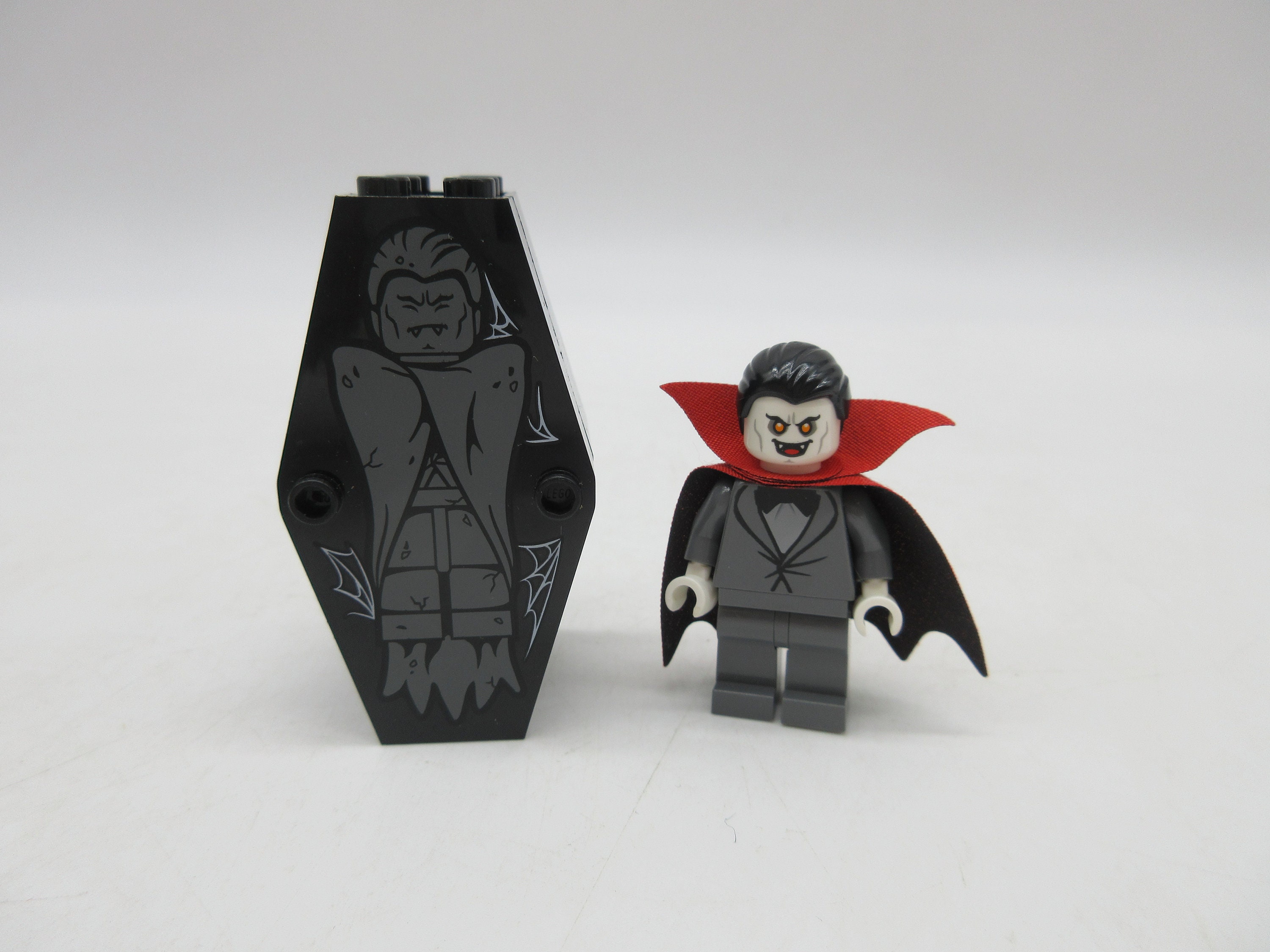 Vintage Lord Vampire Scooby Doo Count Dracula Coffin LEGO Mini Figure Minifigures