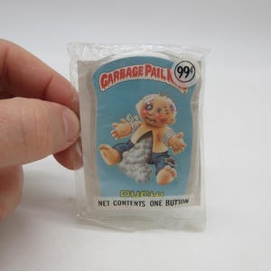 PIN Garbage Pail Kids 1986 - Novo Lacrado - Topps - Cartão Não Esportivo - GPK Ouch