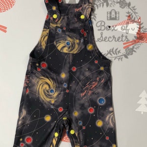 Romper per bambini unisex a tema spazio/solare. Fatto a mano, su misura, bello e unico!