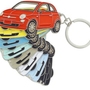 Puede incluir: Una pila de llaveros con forma de coche de varios colores. El llavero superior es rojo, con un llavero plateado adjunto. Otros llaveros son amarillos, azules, turquesas, grises, blancos, celeste y negros. Cada llavero tiene neumáticos negros y llantas plateadas.