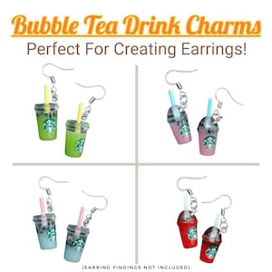 Pu&ograve; includere: Ciondoli per bevande al t&egrave; alle bolle in verde, rosa, blu e rosso, con ganci per orecchini argentati. Ogni ciondolo presenta una tazza di t&egrave; alle bolle in miniatura con una cannuccia. Il testo "Bubble Tea Drink Charms" e "Perfect For Creating Earrings!" &egrave; visualizzato.
