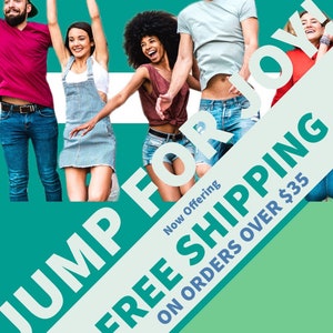 Pu&ograve; includere: Immagine promozionale con un gruppo di persone che saltano di gioia. Il testo in grassetto recita "JUMP FOR JOY!" con un'offerta di "SPEDIZIONE GRATUITA" sugli ordini. Lo sfondo &egrave; una combinazione di turchese e verde.