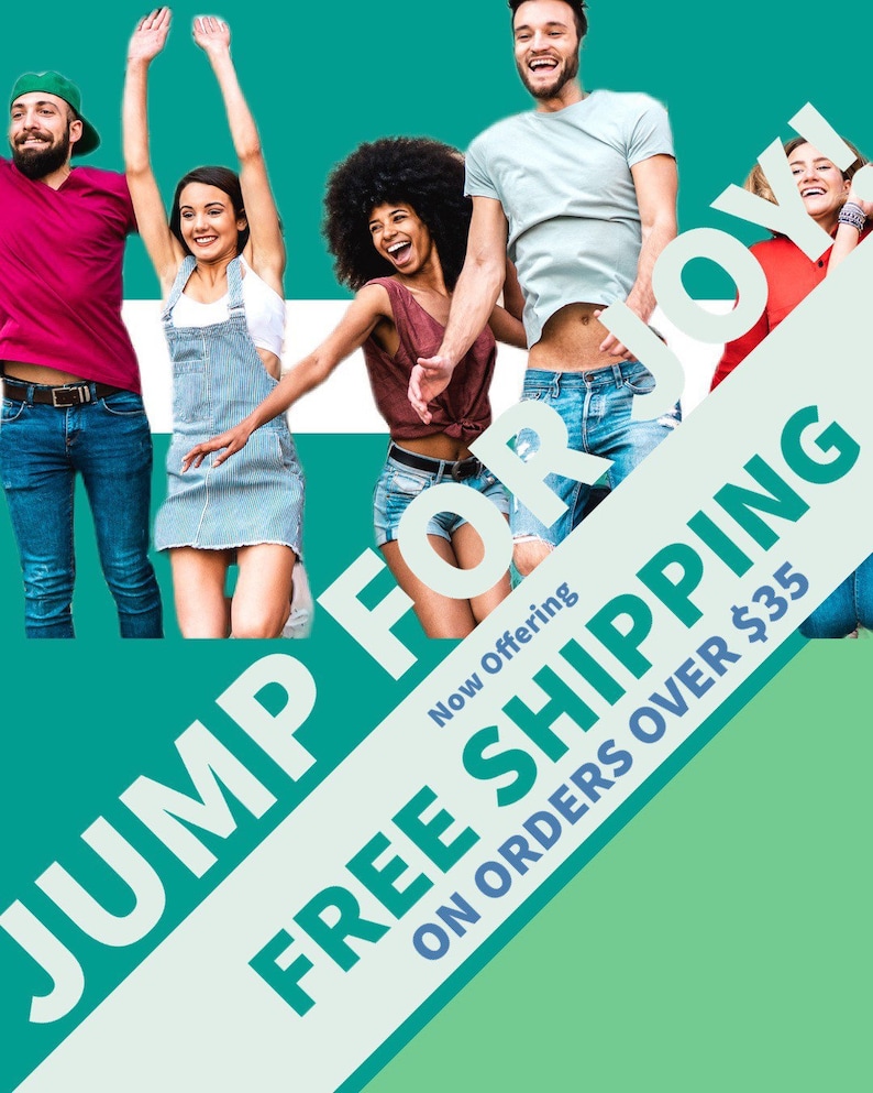 Pu&ograve; includere: Immagine promozionale con un gruppo di persone che saltano di gioia. Il testo in grassetto recita "JUMP FOR JOY!" con un'offerta di "SPEDIZIONE GRATUITA" sugli ordini. Lo sfondo &egrave; una combinazione di turchese e verde.
