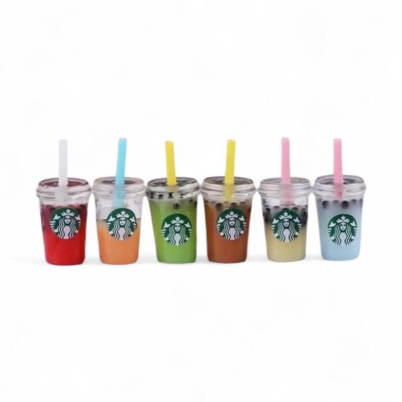 Pu&ograve; includere: Sei mini bevande al t&egrave; alle bolle in stile Starbucks in fila, ognuna con un liquido di colore diverso e una cannuccia. Le bevande sono in bicchieri di plastica trasparente con il logo Starbucks. I colori includono rosso, arancione, verde, marrone, giallo e blu.