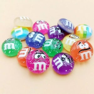 10pc- 15mm Round Kawaii M&M Chocolate M Beans Resin Flatback Cabochons Novelty Artificial Sparkling Candy Fake Glitter Food Embellishments