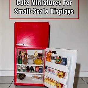 Pu&ograve; includere: Un piccolo frigorifero rosso con la porta aperta, che rivela scaffali pieni di minuscoli alimenti. Il testo "Cute Miniatures For Small-Scale Displays" &egrave; in alto. Il frigorifero contiene bottiglie, barattoli e cartoni in miniatura.