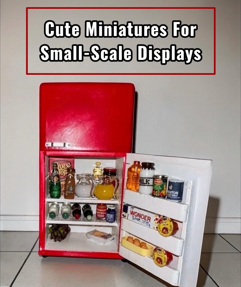 Pu&ograve; includere: Un piccolo frigorifero rosso con la porta aperta, che rivela scaffali pieni di minuscoli alimenti. Il testo "Cute Miniatures For Small-Scale Displays" &egrave; in alto. Il frigorifero contiene bottiglie, barattoli e cartoni in miniatura.
