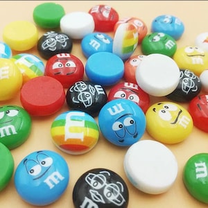 10pc- 16mm Round 3D Kawaii M&M Chocolate Beans Flatback Resin Character Face Cabochons Novelty Artificial Candy Fake Food Embellishments