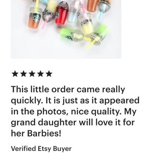 Pu&ograve; includere: Miniature bevande al bubble tea colorate con cannucce. Le bevande sono in bicchieri di plastica trasparente con liquidi e guarnizioni di vari colori, su sfondo bianco.