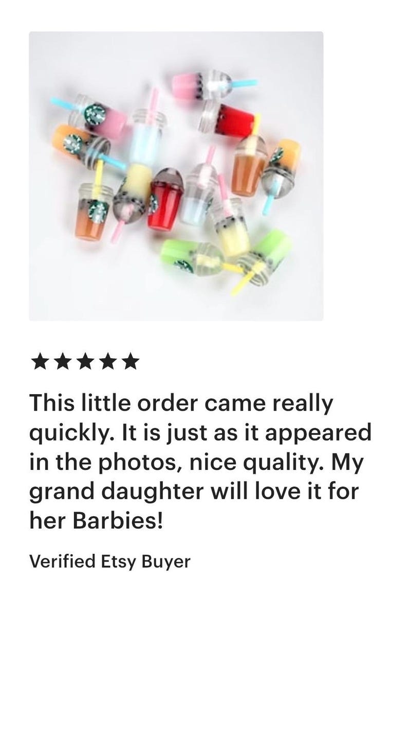 Pu&ograve; includere: Miniature bevande al bubble tea colorate con cannucce. Le bevande sono in bicchieri di plastica trasparente con liquidi e guarnizioni di vari colori, su sfondo bianco.
