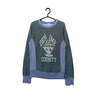 Può includere: Una tazza di ceramica bianca con manico nero e la scritta "But First, Coffee" in nero, con un carattere a mano. La tazza è su una superficie bianca.