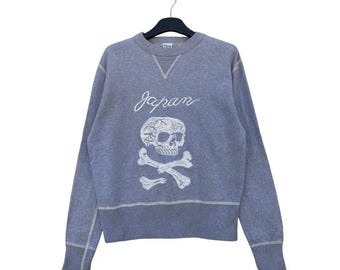 Vintage Reminiscene by Stewart Richer Skull Crossbones Sweatshirt - Grauer Pullover im Stil der 90er Jahre