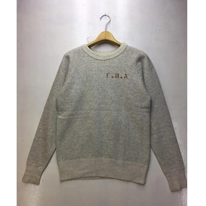 Può includere: Una felpa grigio mélange con le lettere "F.B.A" ricamate in marrone sul petto. La felpa ha un girocollo e maniche lunghe. È appesa a una gruccia di legno.