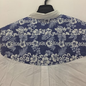 Camisa vintage Comme des Garcons Homme Deux con canesú floral / Camisa blanca abotonada con estampado de hibisco azul / Hecha en Japón, moda de archivo imagen 3