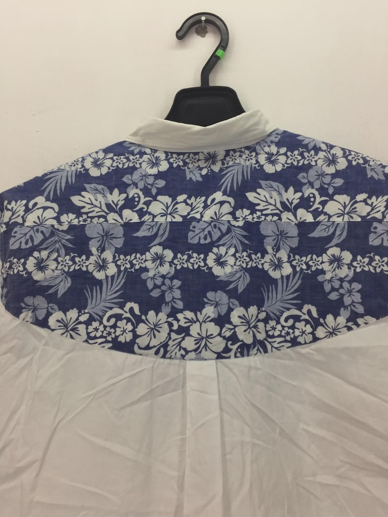 Camisa vintage Comme des Garcons Homme Deux con canesú floral / Camisa blanca abotonada con estampado de hibisco azul / Hecha en Japón, moda de archivo imagen 3