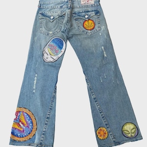 Calça jeans flare vintage True Religion patchwork estilo boho hippie anos 2000, com detalhes desgastados e pernas largas, streetwear rara.