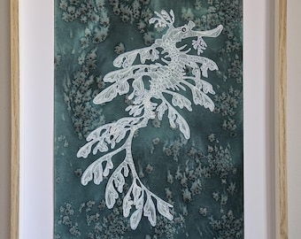 Delicado dragón azul profundo: acuarela original pintada e ilustrada a mano. Encaje de dragón marino y caballito de mar, pintura grande A3.