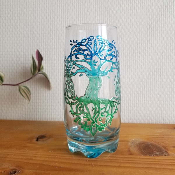 L'arbre de vie façon celtique sur verre à eau peint à la main