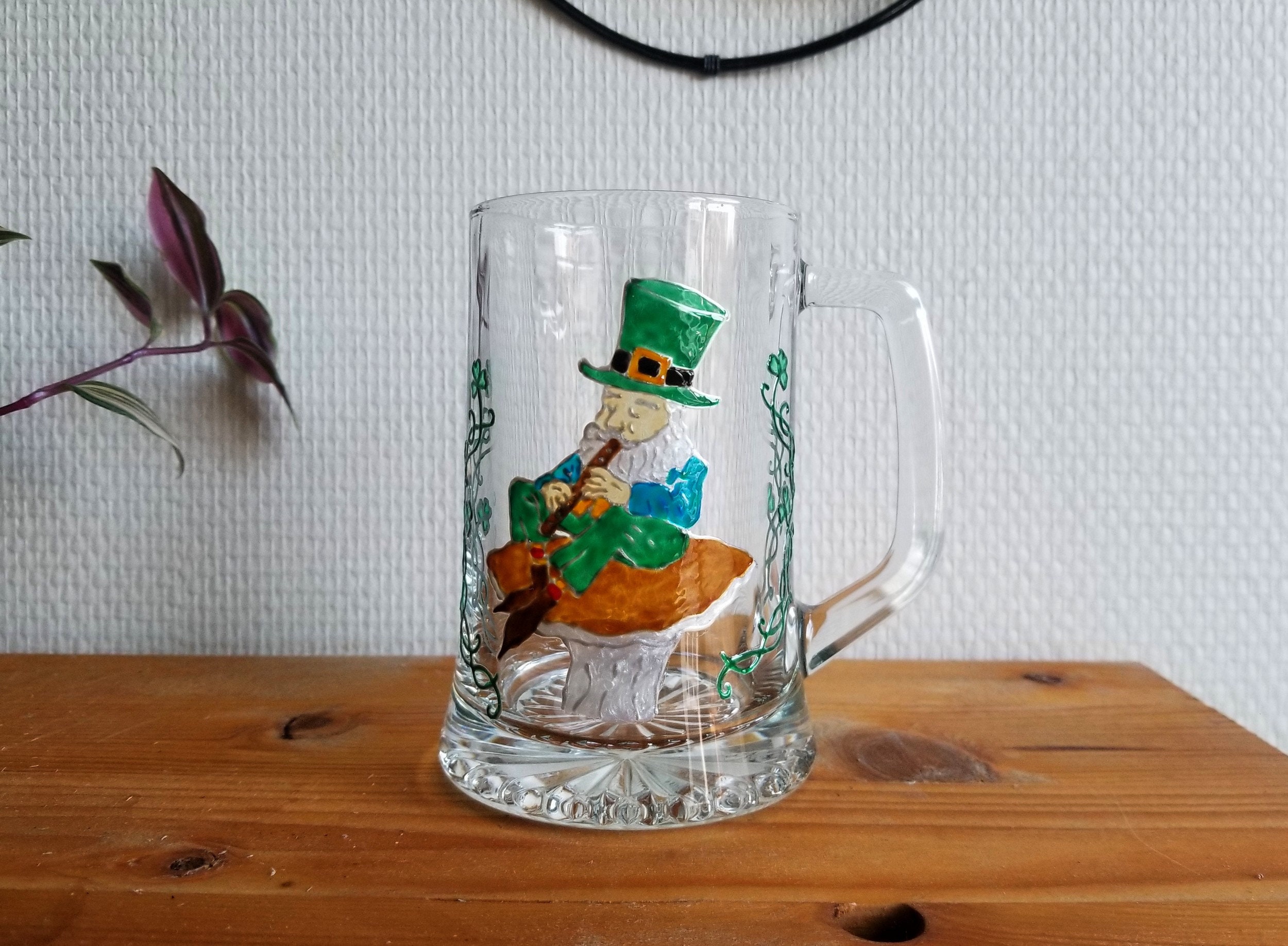 Le Leprechaun Jouant de La Flûte Peint à Main sur Une Chopine Bière