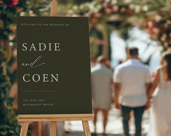 Puede incluir: Un cartel de boda verde oscuro con texto blanco anunciando la boda de Sadie y Coen el 1 de junio de 2024 en Hillmount House.