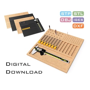 Puede incluir: Una descarga digital de un proyecto de carpintería para un organizador de herramientas. El organizador tiene ranuras para herramientas, un compartimento para un calibre y una cuadrícula de agujeros para piezas pequeñas. La descarga está disponible en los formatos de archivo STP, STL, OBJ, IGES y DXF. El texto DESCARGA DIGITAL es visible en la imagen.
