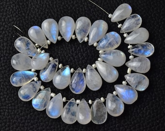 Peut inclure: Un collier de perles de pierre de lune blanche irisée en forme de goutte. Les perles sont enfilées sur un fil d'argent avec de petits espaceurs en argent entre chaque perle.