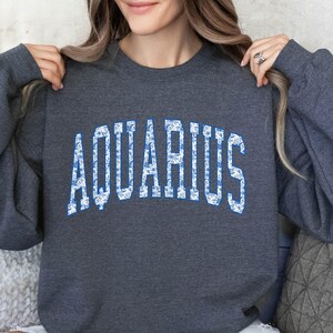 Wassermann Sweatshirt Blau Floral Aquarius Sternzeichen Pullover Cottagecore Blumen Sternzeichen Pullover Wassermann Geschenke Horoskop Sweatshirt