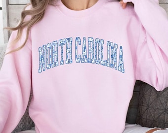 Sweter z Karoliny Północnej: Bluza Cottagecore z niebieskimi kwiatami