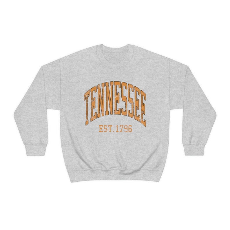 Puede incluir: Una sudadera gris con el texto "TENNESSEE EST. 1796" en naranja.