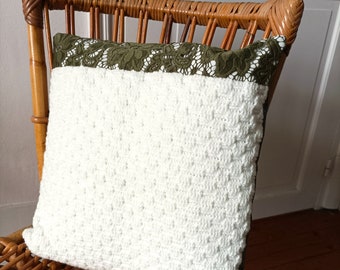 Housse de coussin au crochet et en tissus velours