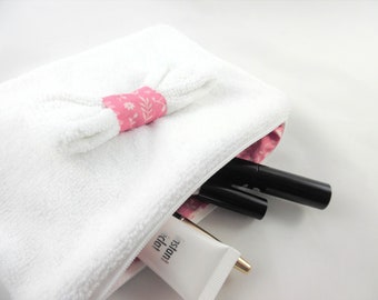 Trousse à maquillage en éponge blanche et coton rose et blanc avec un noeud