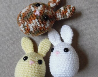 Petits lapins réalisés au crochet en forme d'oeuf pour accompagner les chocolats