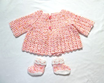 Ensemble gilet et chaussons pour bébé fille au crochet dans les tons roses 1 à 3 mois