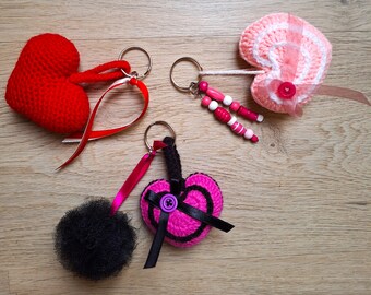 Porte clés au crochet en forme de coeur avec perles ou pompom