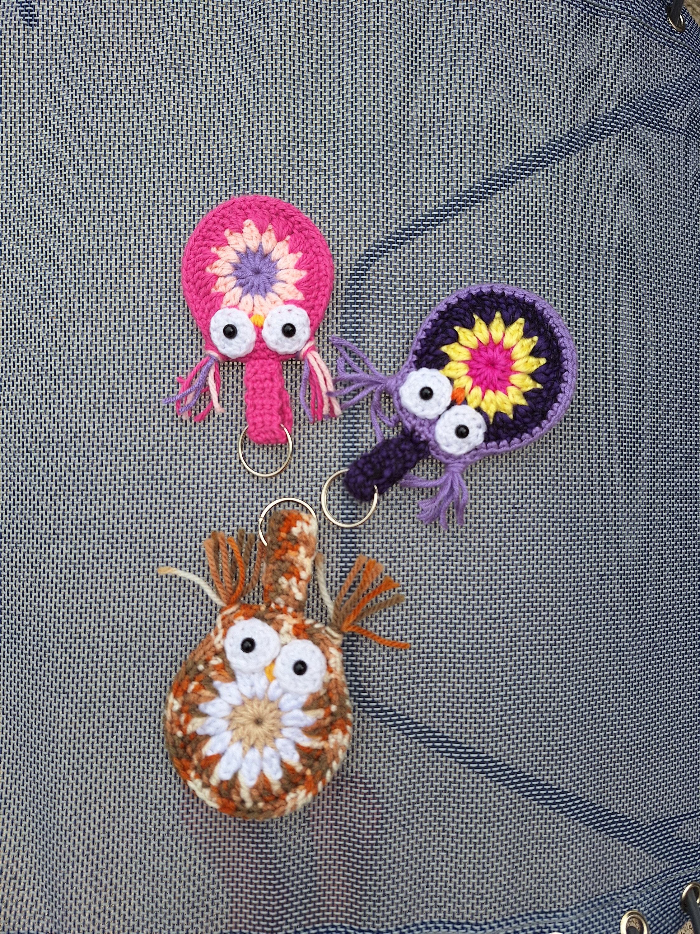 Porte cl&eacute;s hibou au crochet fa&ccedil;on granny rond