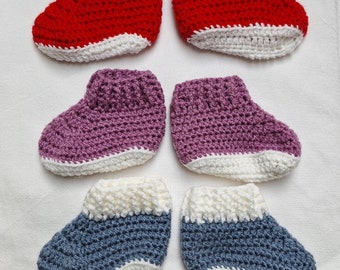 Paire de chaussons naissance rouges, violets ou bleus et blancs au crochet