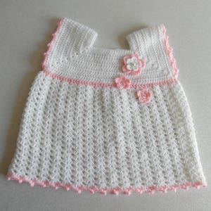 Robe pour bébé au crochet blanche et rose avec de jolies fleurs au crochet taille 9/12 mois image 1