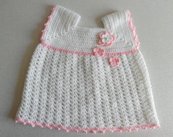 Robe pour bébé au crochet blanche et rose avec de jolies fleurs au crochet taille 9/12 mois