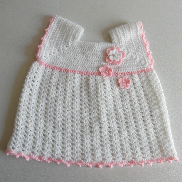 Robe pour bébé au crochet blanche et rose avec de jolies fleurs au crochet taille 9/12 mois