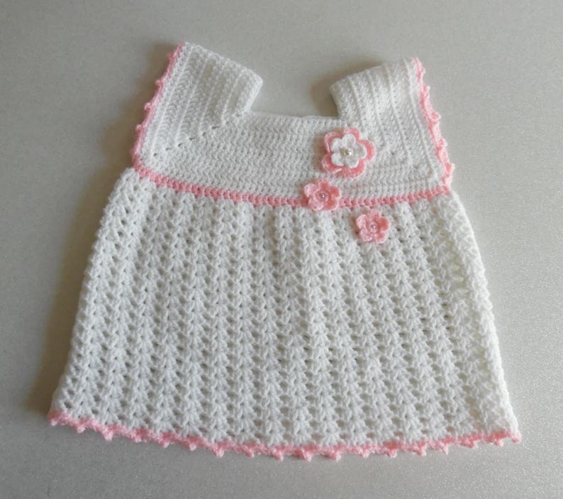 Robe pour bébé au crochet blanche et rose avec de jolies fleurs au crochet taille 9/12 mois image 1
