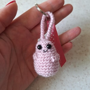 Porte clés amigurumi petite patate avec ruban assorti