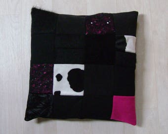 Housse de coussin style patchwork noir et fuschia