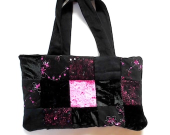 Sac style patchwork avec différentes matières de couleurs noir et fuschia