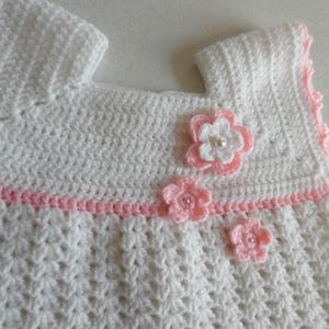 Robe pour bébé au crochet blanche et rose avec de jolies fleurs au crochet taille 9/12 mois image 2