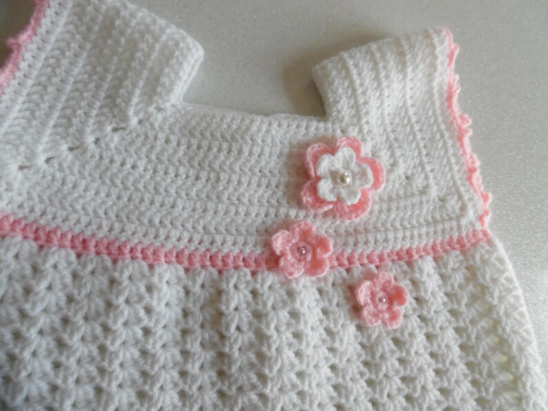 Robe pour bébé au crochet blanche et rose avec de jolies fleurs au crochet taille 9/12 mois image 2