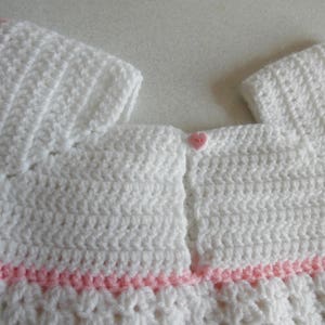 Robe pour bébé au crochet blanche et rose avec de jolies fleurs au crochet taille 9/12 mois image 3