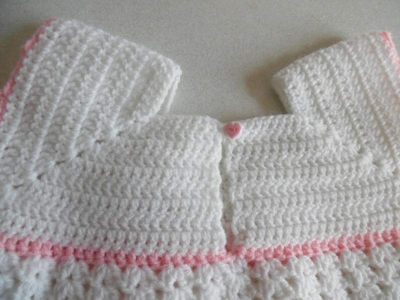 Robe pour bébé au crochet blanche et rose avec de jolies fleurs au crochet taille 9/12 mois image 3